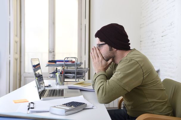 feliz atractivo hipster hombre de negocios trabajando con ordenador portátil en casa oficina
 - Foto, Imagen