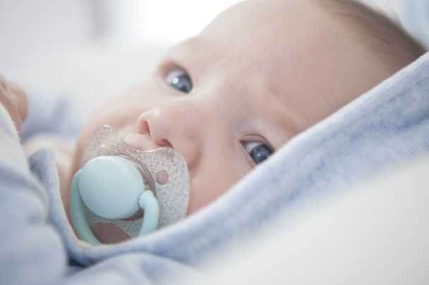 Bebek mavi emzik ile - Fotoğraf, Görsel