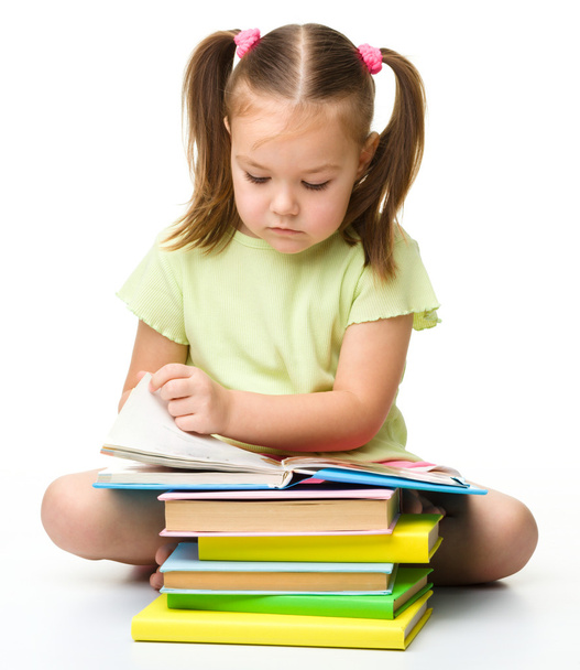 Cute little girl reads a book - Foto, Imagem