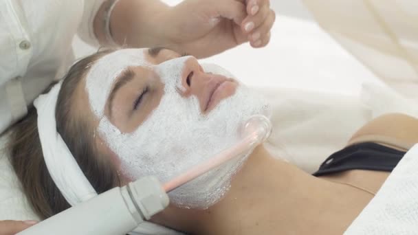 Εσωτερικη darsonvalization κορίτσι πρόσωπο με μάσκα στο σαλόνι ομορφιάς. Cosmetologist - Πλάνα, βίντεο