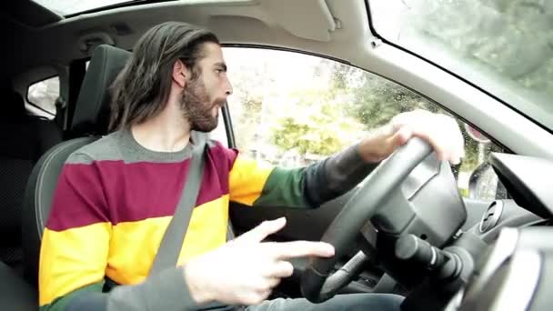 Δροσερό ευτυχισμένος άνθρωπος παίζει ντραμς τιμόνι κατά την οδήγηση αυτοκινήτου - Πλάνα, βίντεο