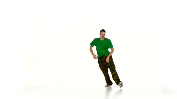 Talanted giovane ballerino uomo in camicia verde continuare a ballare breakdance su bianco
 - Filmati, video