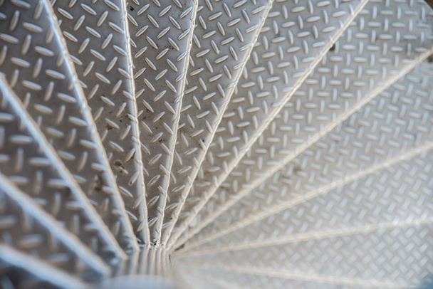 Aluminiumstufen mit rutschfestem Muster. - Foto, Bild