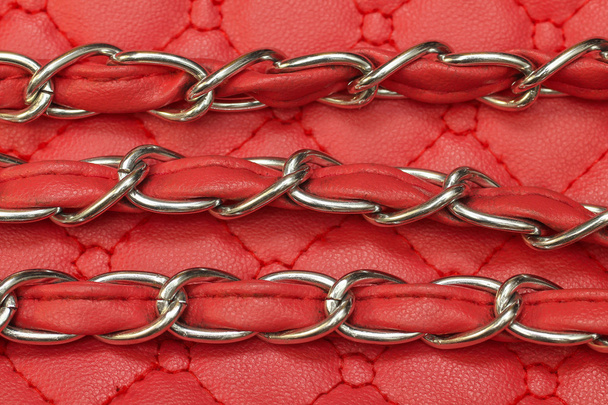 sac femme rouge et ceinture chaîne
 - Photo, image