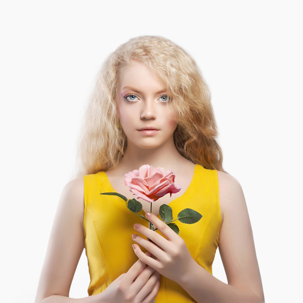 Fiatal nő virággal - Fotó, kép