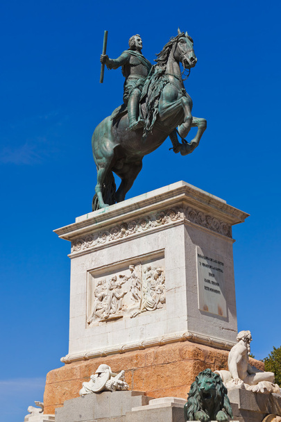 Statue of King in front of Royal Palace - Madrid Spain - Fotó, kép
