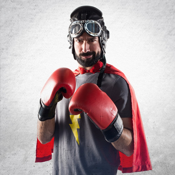 Supersankari nyrkkeilyhanskoilla
 - Valokuva, kuva