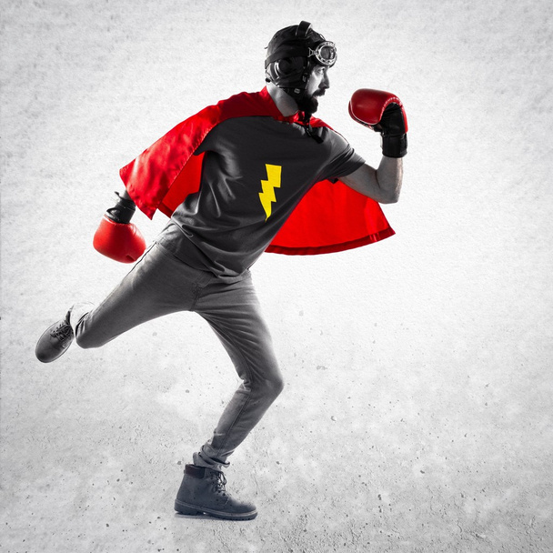 高速実行しているボクシング グローブを持つスーパー ヒーロー - 写真・画像
