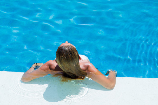 Beautiful woman relaxing in a pool - Zdjęcie, obraz
