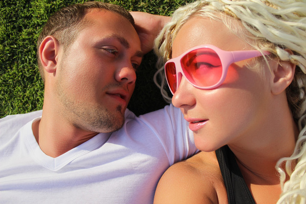 Jovem elegante casal sensual no amor ao ar livre, tropical grama verde
. - Foto, Imagem