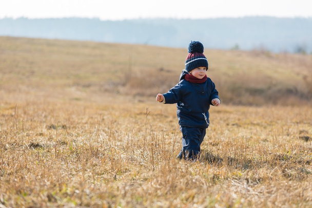 Happy caucasian child playing outdoor - Фото, зображення