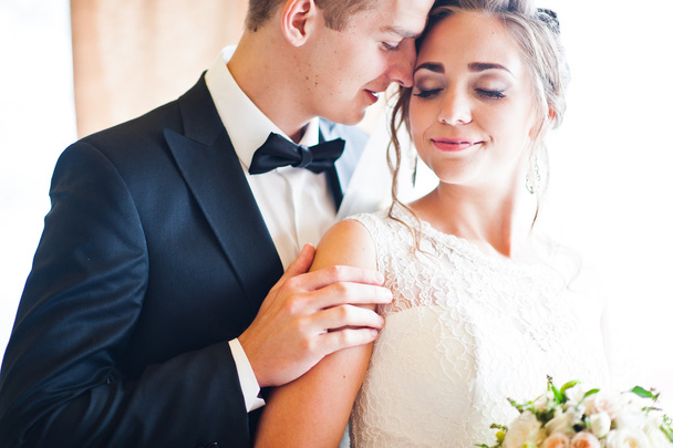 Close up portrait of wedding couple at gentle touch - Foto, afbeelding
