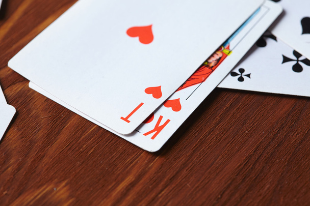 carte da gioco su tavolo di legno
 - Foto, immagini