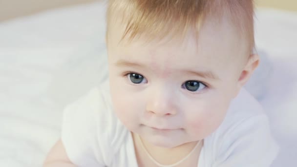 Gezicht van schattige verrast kleine baby jongen, slow-motion - Video