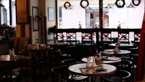 Viehättävä hiljainen kahvila kukkia pöydät ja vanhat puiset tuolit tehty aristokraattinen vintage tyyli
. - Materiaali, video