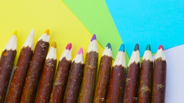 Толстые цветные карандаши на цветной бумаге. Для подписей
 - Кадры, видео