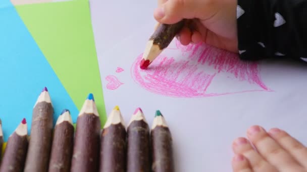 女の子塗料鉛筆には、ハートが描かれています。クローズ フレーム - 映像、動画