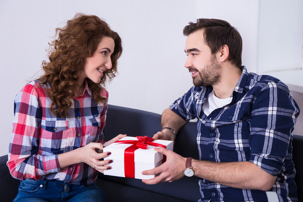 Молодой человек дарит подарок своей девушке
 - Фото, изображение