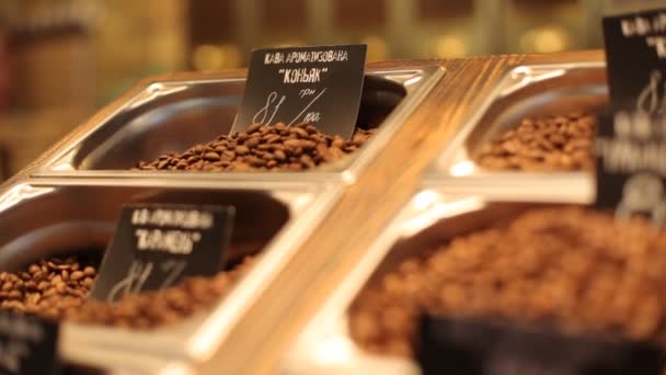 . Verschillende soorten koffie met een grote verscheidenheid aan assortiment en variant prijzen putten op een houten plaat. - Video
