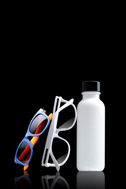 sol proteger creme e óculos
 - Foto, Imagem