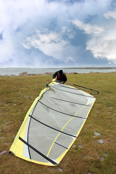 surfař chystá windsurf desky - Fotografie, Obrázek