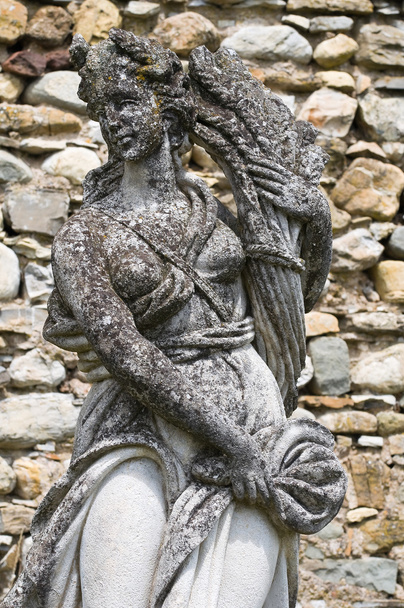 Мраморная статуя. Замок Компиано. Эмилия-Романья. Италия
. - Фото, изображение