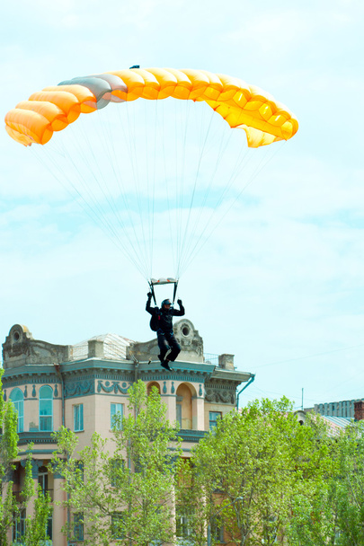 Paraquedistas no céu azul
 - Foto, Imagem