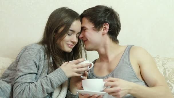 Csésze a kezükben flörtöl egymást szerető pár. - Felvétel, videó