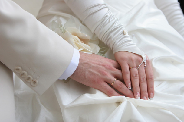Braut und Bräutigam Hände mit goldenen Ringen - Foto, Bild