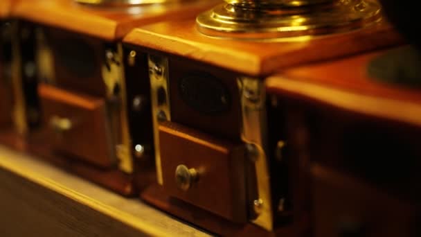 Vintage gold kawy drewniane Młynki młyn z ścieżki przycinające stylowe. - Materiał filmowy, wideo