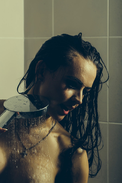 Sexy woman in shower - Foto, afbeelding