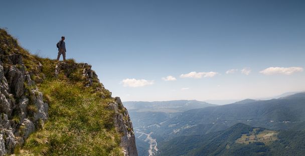 Bergsteiger steht am Rande der Welt - Foto, Bild