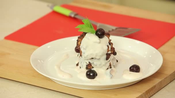 Cottage cheese pancakes with cherry yogurt topping - Filmati, video
