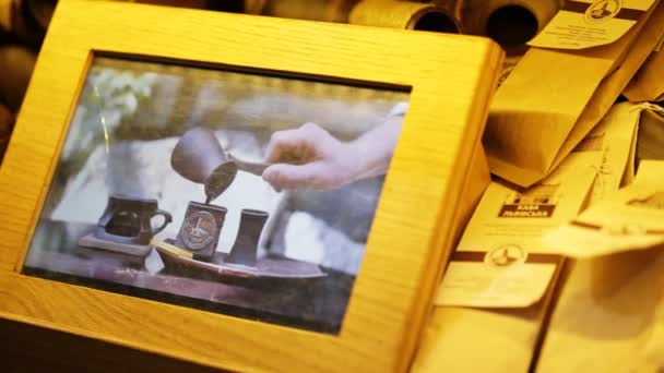 3D εικόνα σε ένα ξύλινο πλαίσιο που απεικονίζουν τα χέρια μιας γυναίκας που εξυπηρετούν ένα φλιτζάνι καφέ με σεβασμό των παλαιών παράδοση των αποφάσεων γευστικό άρωμα καφέ ποτό. - Πλάνα, βίντεο