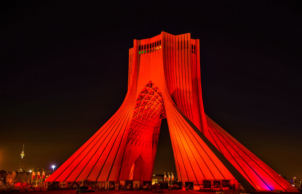 Vue de nuit de la tour Azadi à Téhéran
 - Photo, image