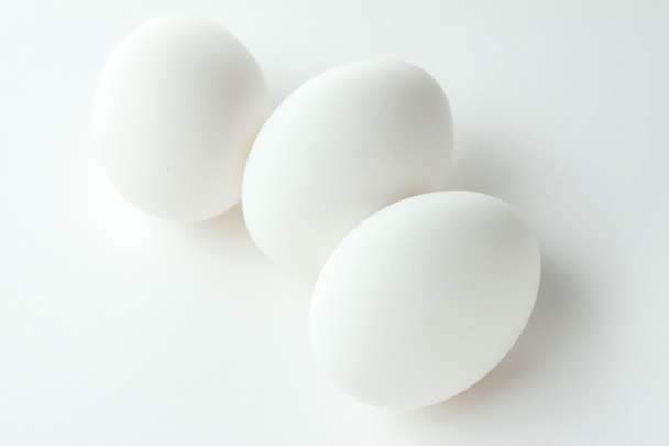 Tres huevos en blanco - Foto, Imagen