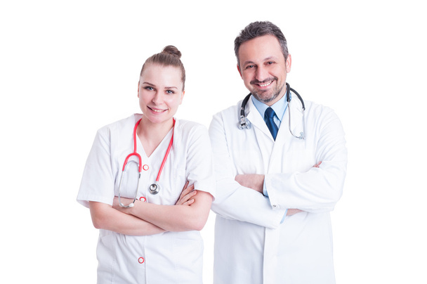 Portret van twee aantrekkelijke ervaren artsen die met arm staan - Foto, afbeelding