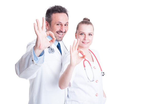 Médicos amigáveis agindo confiante e mostrando ok sinal de mão
  - Foto, Imagem