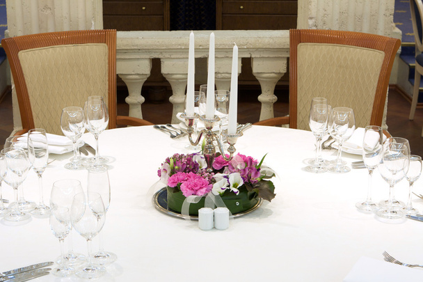 feestelijke tabel met kaarsen - Foto, afbeelding