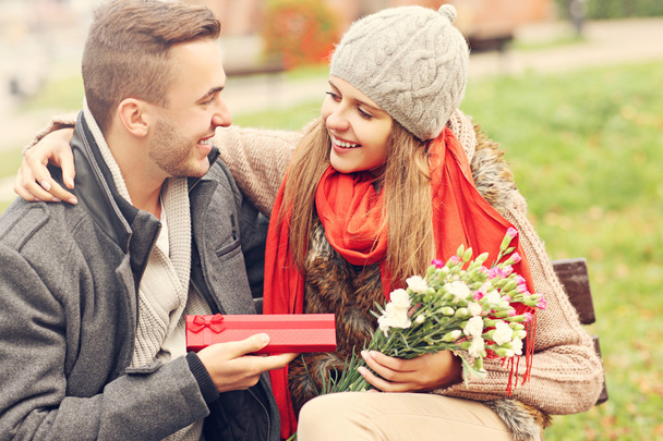 Romantyczna para z prezentami w parku - Zdjęcie, obraz