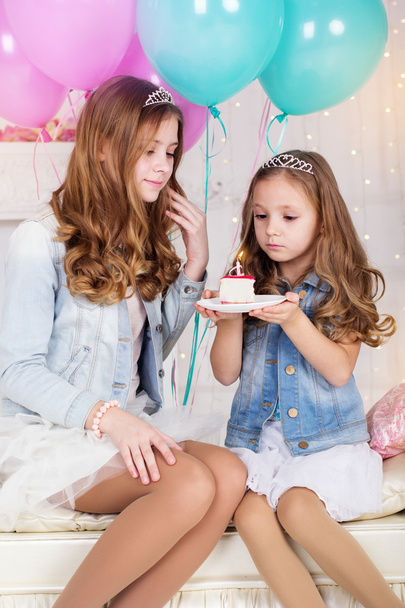 Two pretty girls with birthday cake and balloons - Foto, Bild