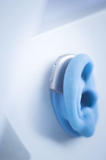 Audífono en el oído protésico
 - Foto, imagen