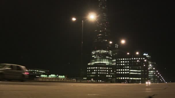 Londra Köprüsü'nde gece yoğun trafik - Video, Çekim