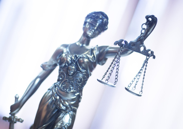 Juridische rechtvaardigheid standbeeld in het vast bureau juridische zaken - Foto, afbeelding