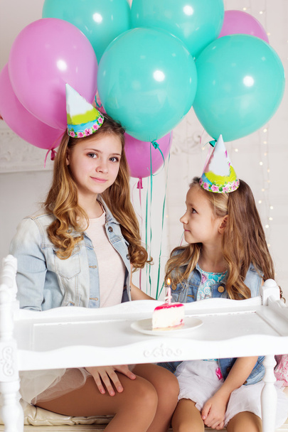 Two girls are having birthday party in studio - Foto, afbeelding