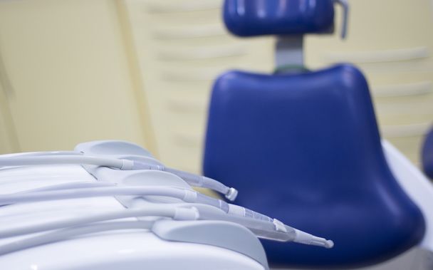 Καρέκλα του οδοντιάτρου και την οδοντιατρικού τρυπανιού - Φωτογραφία, εικόνα