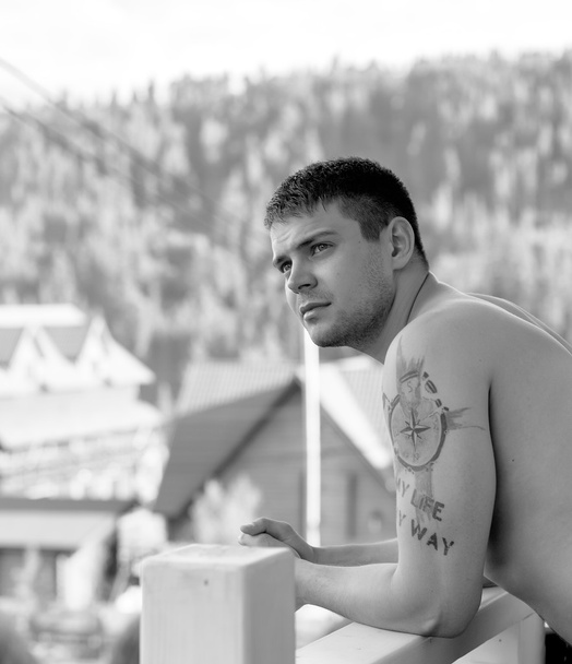 Красивый и здоровый атлетичный кавказский мускулистый молодой человек. Черно-белое фото
. - Фото, изображение