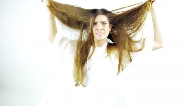 Kaunis nuori nainen epätoivoinen sotkuinen hiukset 4K
 - Materiaali, video