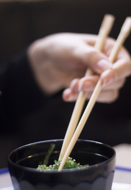 Sushi de algas japonesas como wakame
 - Foto, Imagem