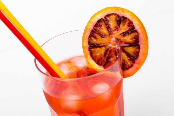 Аперол спрец аперитив алкогольный коктейль с апельсиновыми ломтиками и
 - Фото, изображение